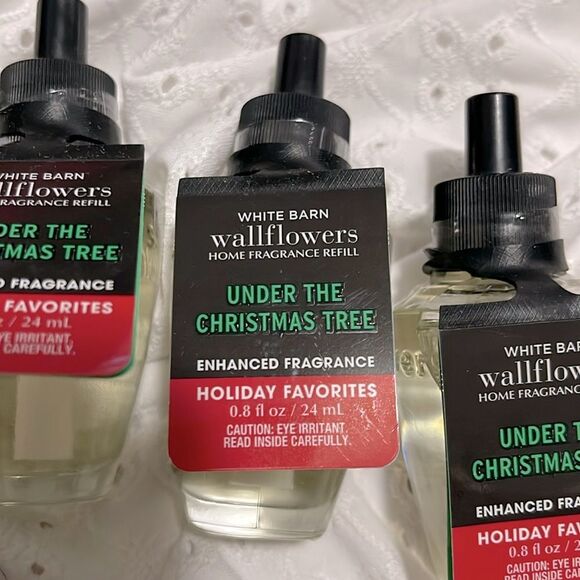 Bath & Body Works- Three Under the Christmas Tree Wallflowers Refills. NWT - Picture 2 of 3